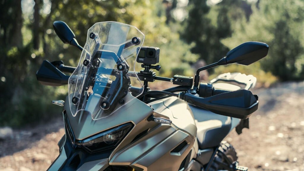 Muestra la imagen de una moto co una de las mejores cámaras para moto